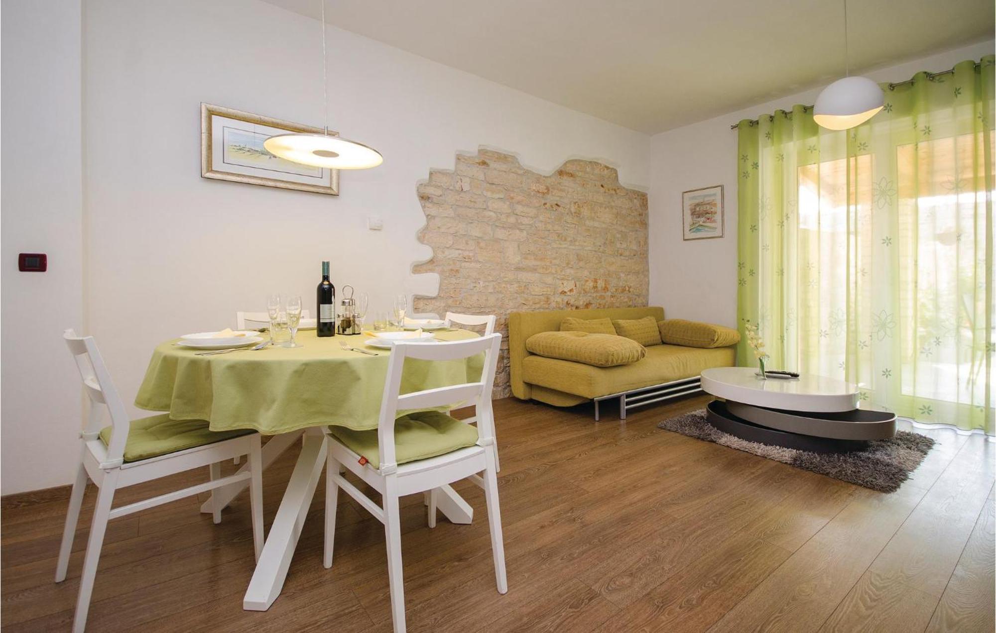 2 Bedroom Amazing In Hébergement de vacances Rovinj